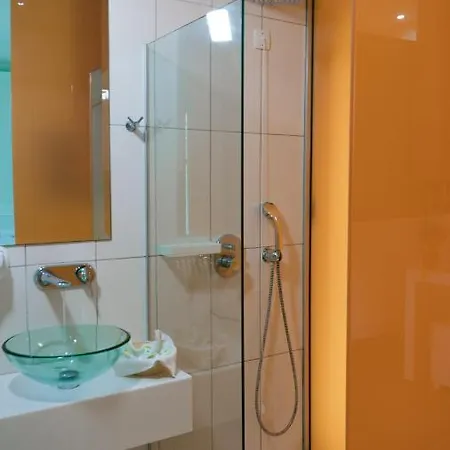 Macedon Otel